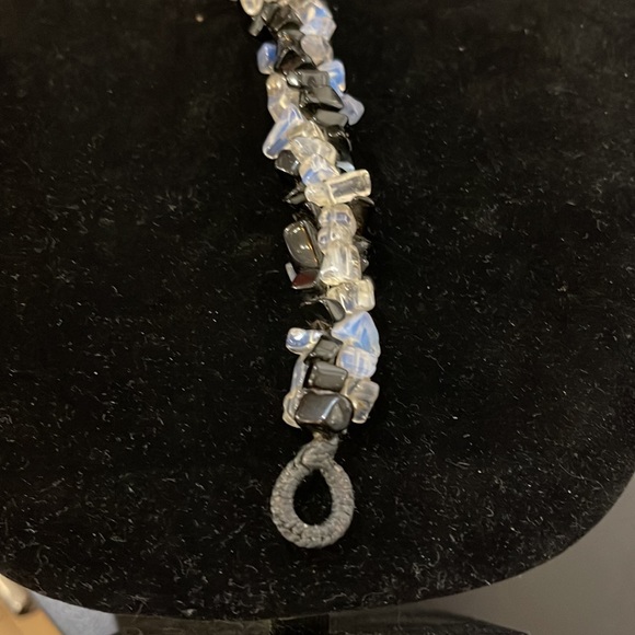 Beautiful opalescent chips mixed with onyx clear quartz crystal bracelet - Picture 4 of 10